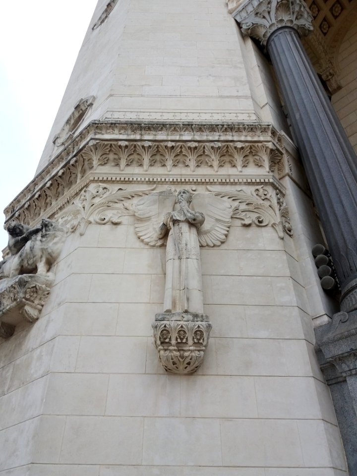 Basilique Notre-Dame de Fourvière - Tour de la Force - Reliefs - Ange avec un doigt sur la bouche