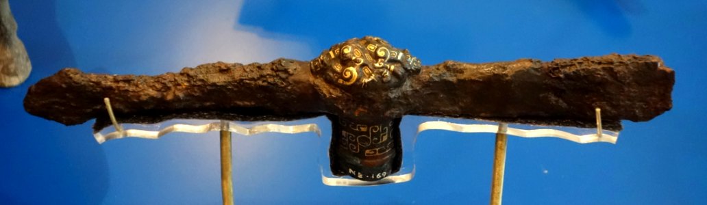 Battle-axe, China, Han dynasty, 206 BC - 220 AD, iron, bronze, gold inlay - Royal Ontario Museum - DSC04027
