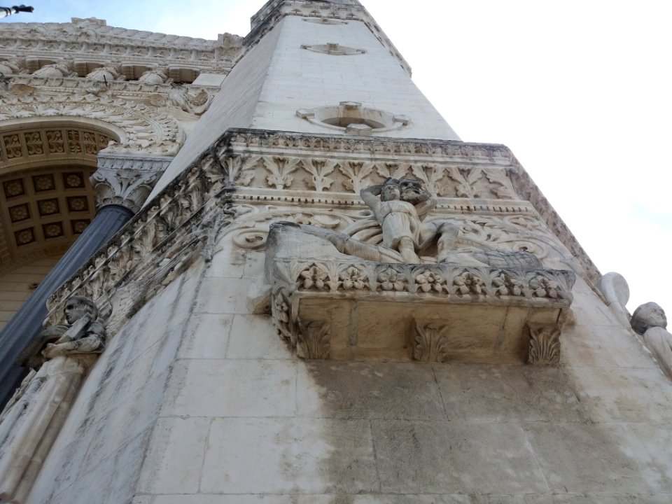 Basilique Notre-Dame de Fourvière - Tour de la Justice - Reliefs - Homme montrant une tête coupée