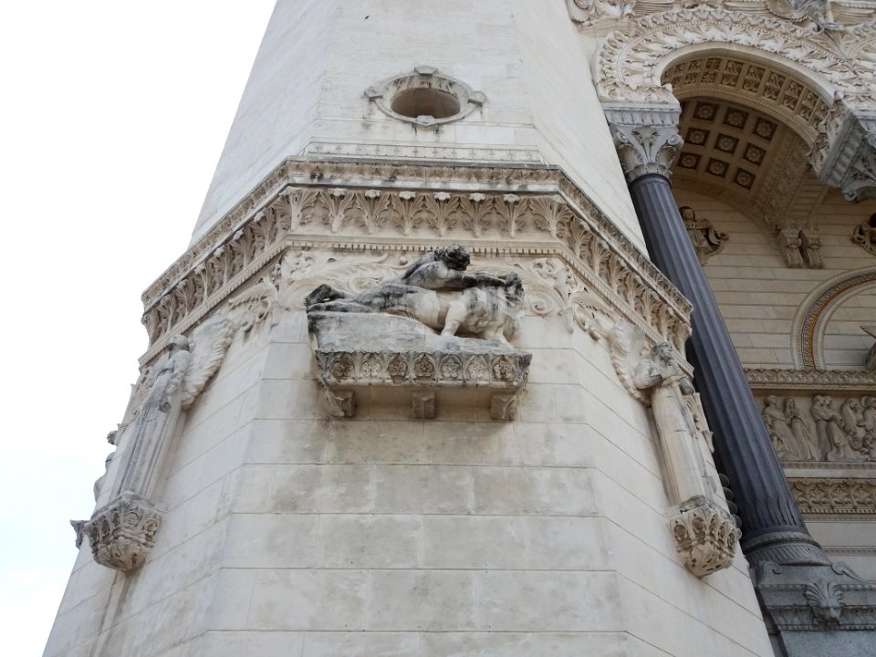 Basilique Notre-Dame de Fourvière - Tour de la Force - Reliefs - Homme terrassant un lion