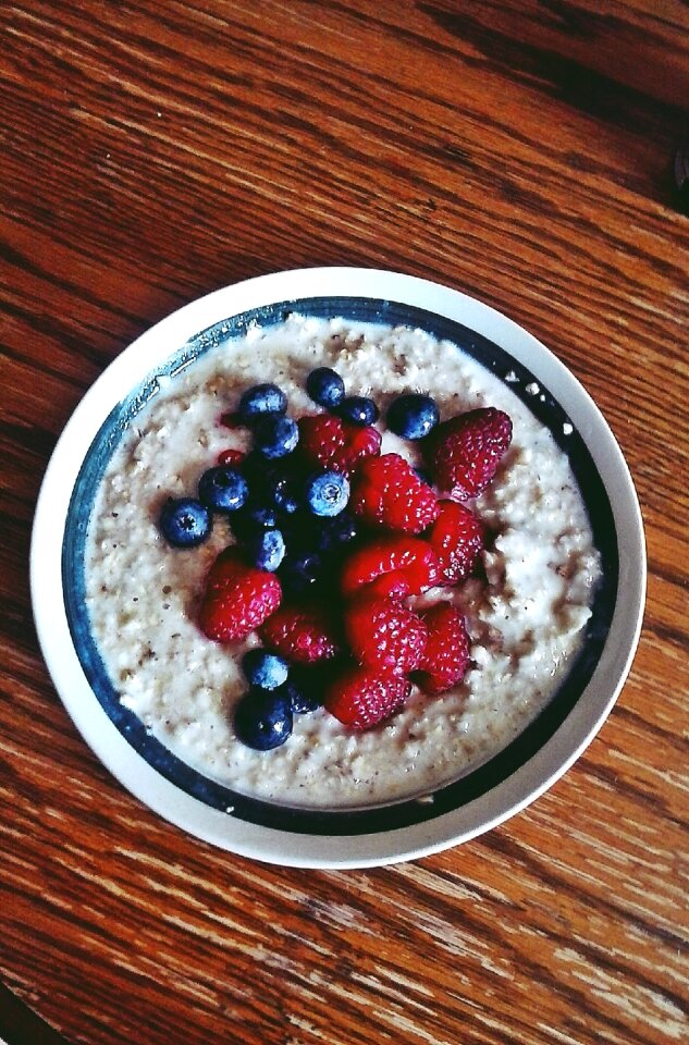 Oatmeal raspberries wooden table