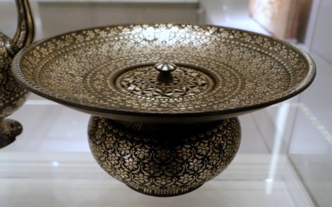 Basin, Deccan, Bidar, 17th century, black metal inlaid with silver, view 2 - Ethnological Museum, Berlin - DSC01568