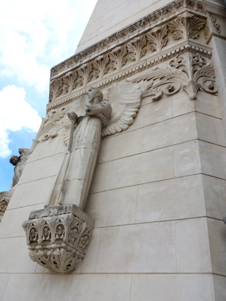 Basilique Notre-Dame de Fourvière - Tour de la Force - Reliefs - Ange avec un doigt sur la bouche - Profil gauche