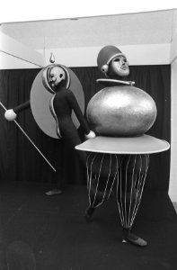 Bauhaus-tentoonstelling in Stedelijk Museum draadballetfiguur van Oscar Schlemme, Bestanddeelnr 921-8891