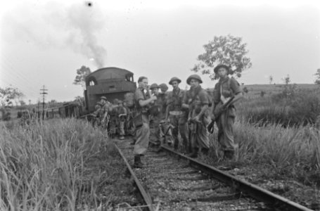 Batoeradja. Een patrouille gaat te voet de trein vooruit, die de verbinding tuss, Bestanddeelnr 429-1-3