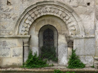 Basilique Saint-Eutrope de Saintes, stèles discoidales et chapiteaux autour d'une fenêtre