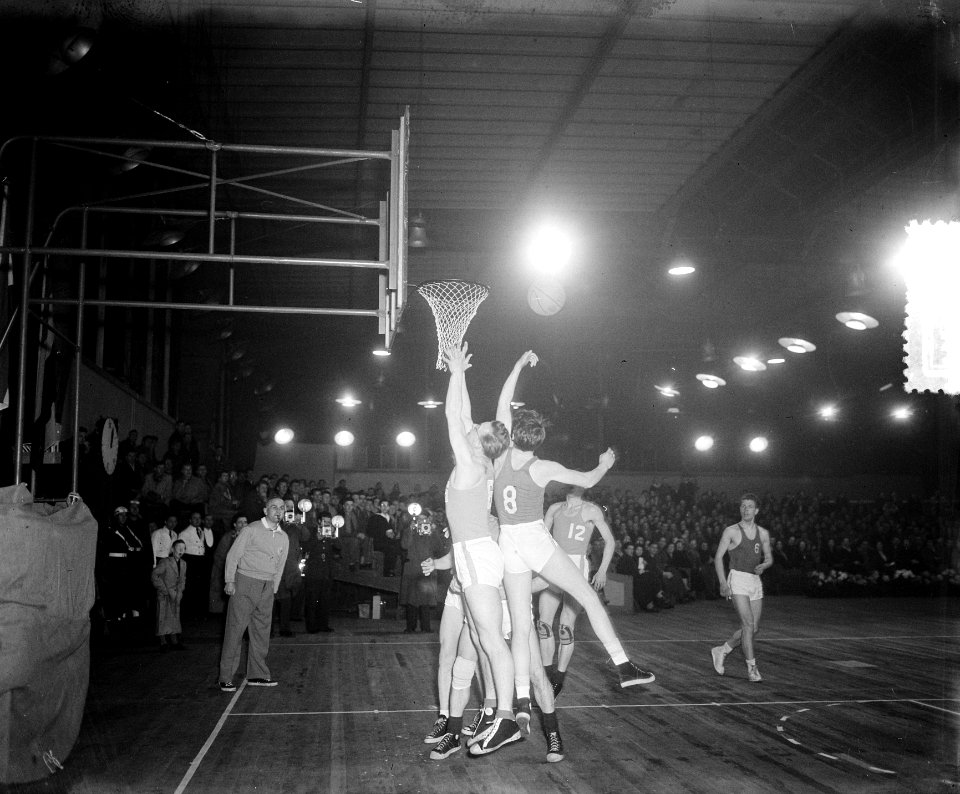 Basketball Amsterdam. Militair Nederland tegen Belgie. Spelmoment, Bestanddeelnr 905-6254