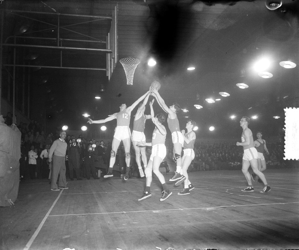 Basketball Amsterdam. Militair Nederland tegen Belgie. Spelmoment, Bestanddeelnr 905-6253