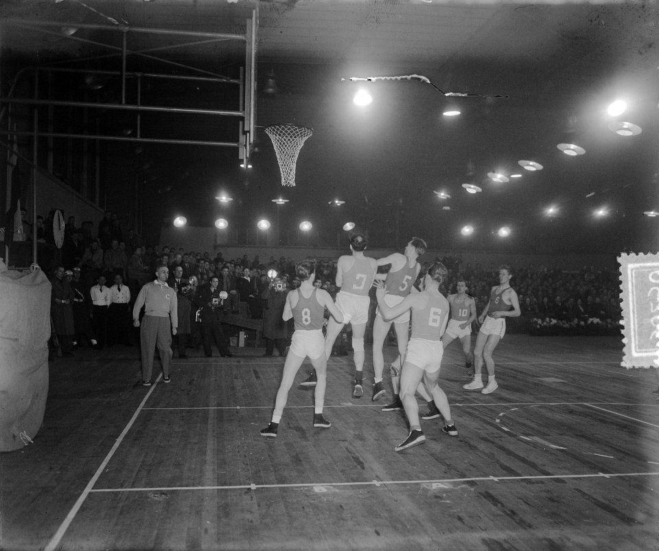Basketball Amsterdam. Militair Nederland tegen Belgie. Spelmoment, Bestanddeelnr 905-6250