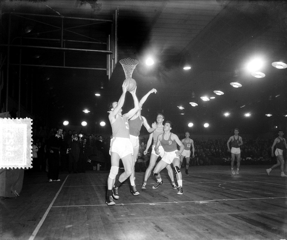 Basketball Amsterdam. Militair Nederland tegen Belgie. Spelmoment, Bestanddeelnr 905-6251
