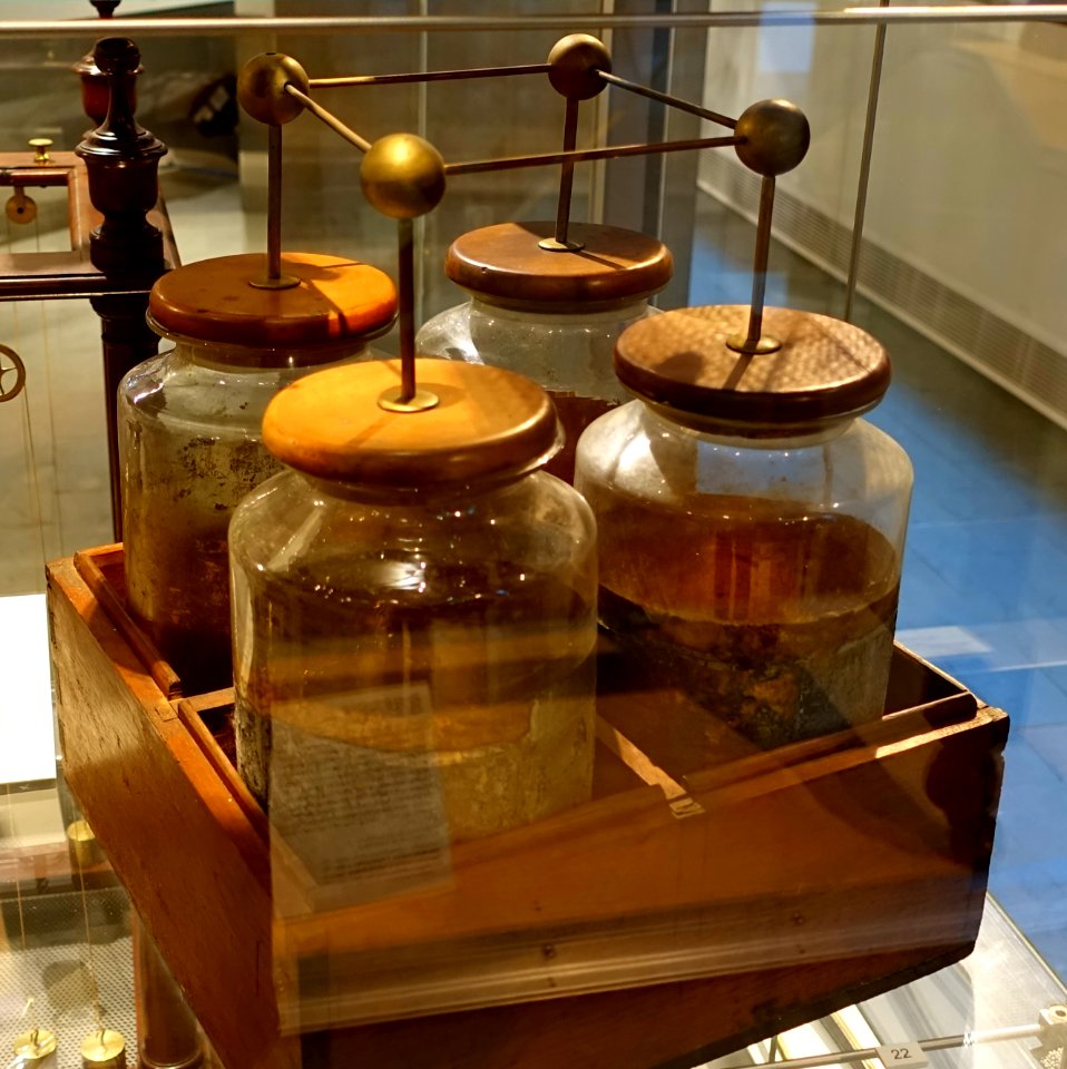 Battery of four Leyden jars, English or American, early 1800s - Putnam Gallery - Harvard University - DSC07962
