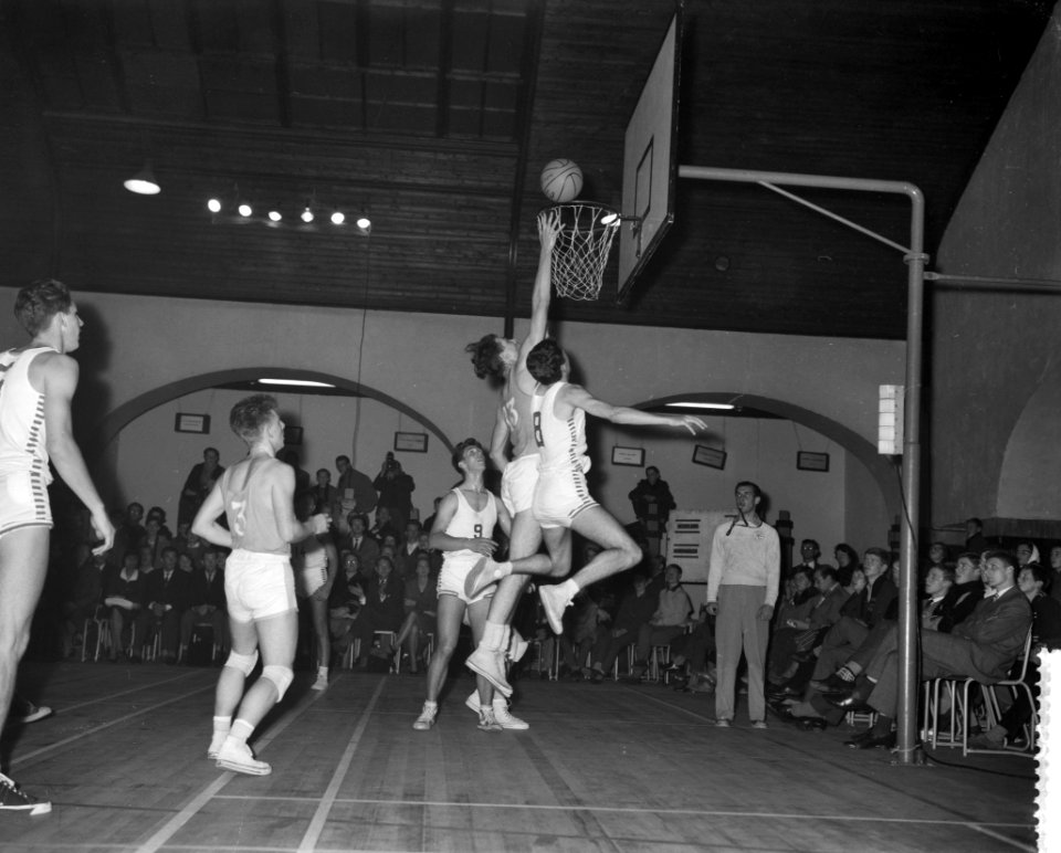 Basketbalwedstrijd Nederland tegen Denemarken te Haarlem Sleeswijk midden scoort, Bestanddeelnr 911-7305