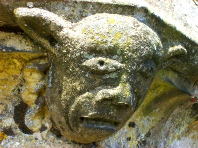 Battle Abbey gatehouse, grotesque 02