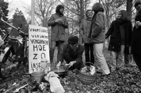Basisgroep Stop Kernenergie wil verhinderen dat 22 oude splijtstofstaven reactor, Bestanddeelnr 931-9966