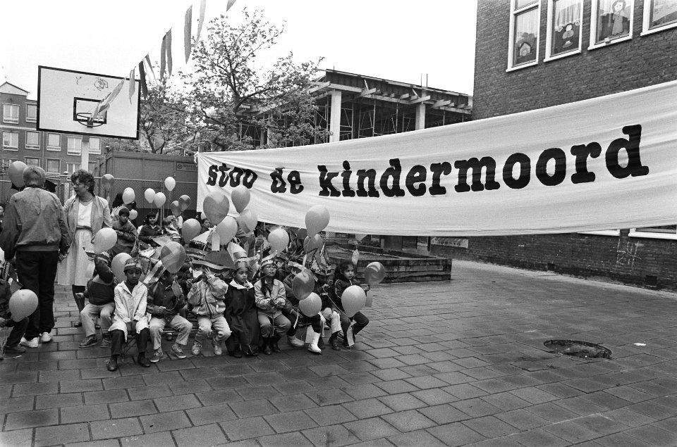 Batjanschool te Amsterdam krijgt klimrek zeilschip spandoek Stop de kindermo, Bestanddeelnr 933-3335