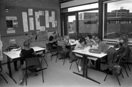 Basisschoolklas in de nieuwe school, Bestanddeelnr 926-8523