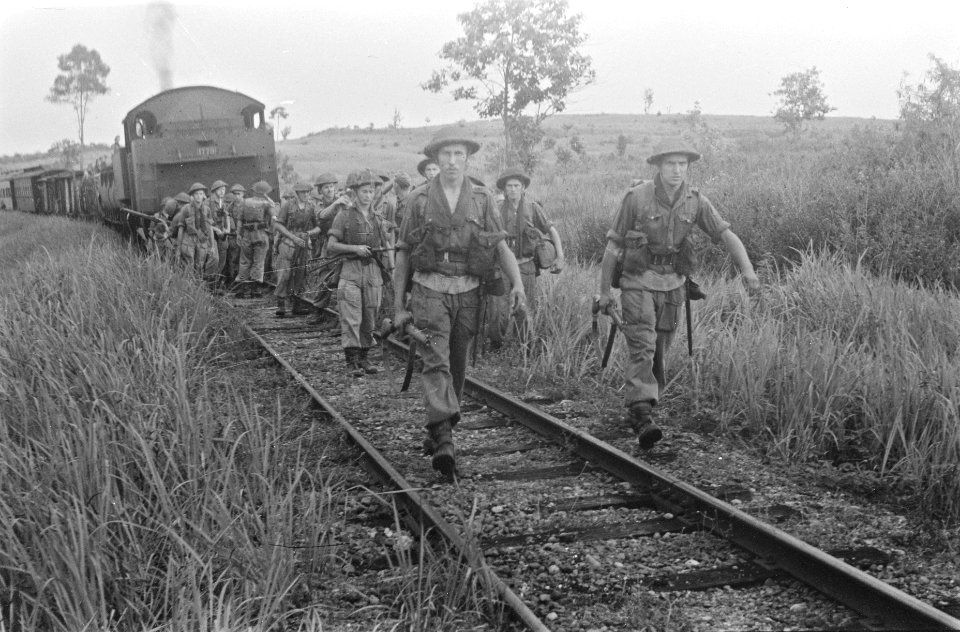 Batoeradja. Een patrouille gaat te voet de trein vooruit, die de verbinding tuss, Bestanddeelnr 429-1-2