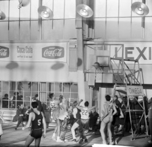 Basketbal Sprinbakken (Nederland) tegen Blue Stars (USA in de Ahoyhal Spelmomen, Bestanddeelnr 913-3420