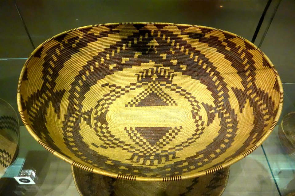 Basket bowl, Maidu, before 1932 - Oakland Museum of California - DSC05052