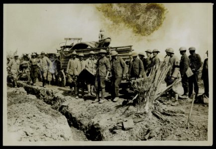 Battle of Flanders. British Tommies help French comrades to unload a cart, Bestanddeelnr 158-0818