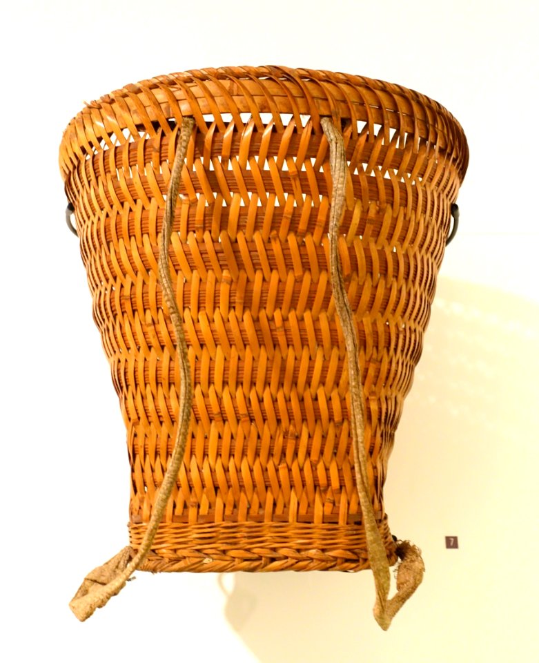 Basket with straps, Hmong Trang, Vo Nhai, Thai Nguyen, 2002 - Vietnamese Women's Museum - Hanoi, Vietnam - DSC04241
