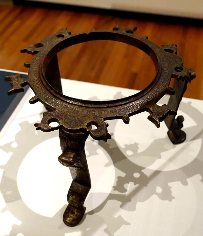Basin stand with Arabic prayer in Kufic lettering, Iran, Khorasan, late 12th century AD, silver-inlaid bronze - Aga Khan Museum - Toronto, Canada - DSC06385