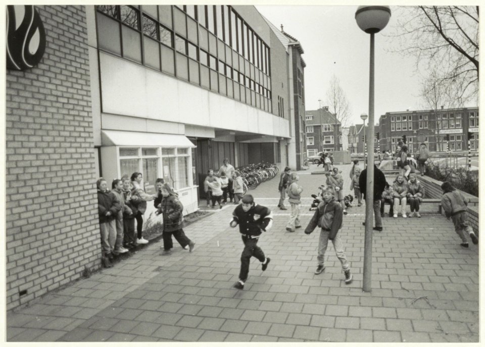 Basisschool St. Bavo aan de Westergracht, ziende naar het oosten. NL-HlmNHA 54031860