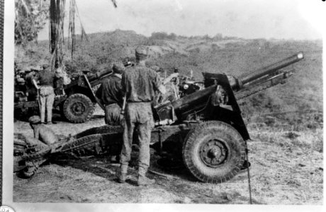 Batterij 25-ponders geschut staat opgesteld in het veld, Bestanddeelnr 8793