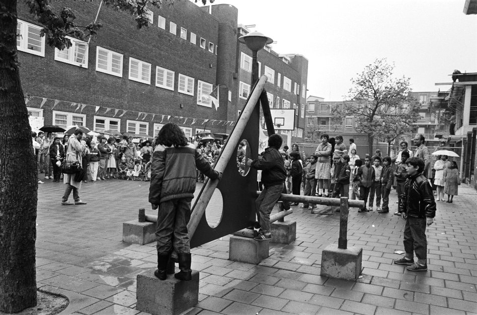 Batjanschool te Amsterdam krijgt klimrek zeilschip, Bestanddeelnr 933-3334