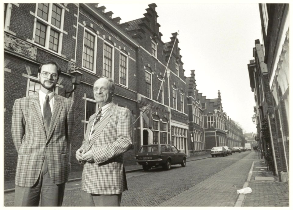 Bart Uittenhout (links) en Piet Roos voor het gebouw waar het Architectuur Bouwhistorisch Centrum is gevestigd. NL-HlmNHA 54031524