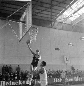 Basketbal Sprinbakken (Nederland) tegen Blue Stars (USA in de Ahoyhal Spelmomen, Bestanddeelnr 913-3419