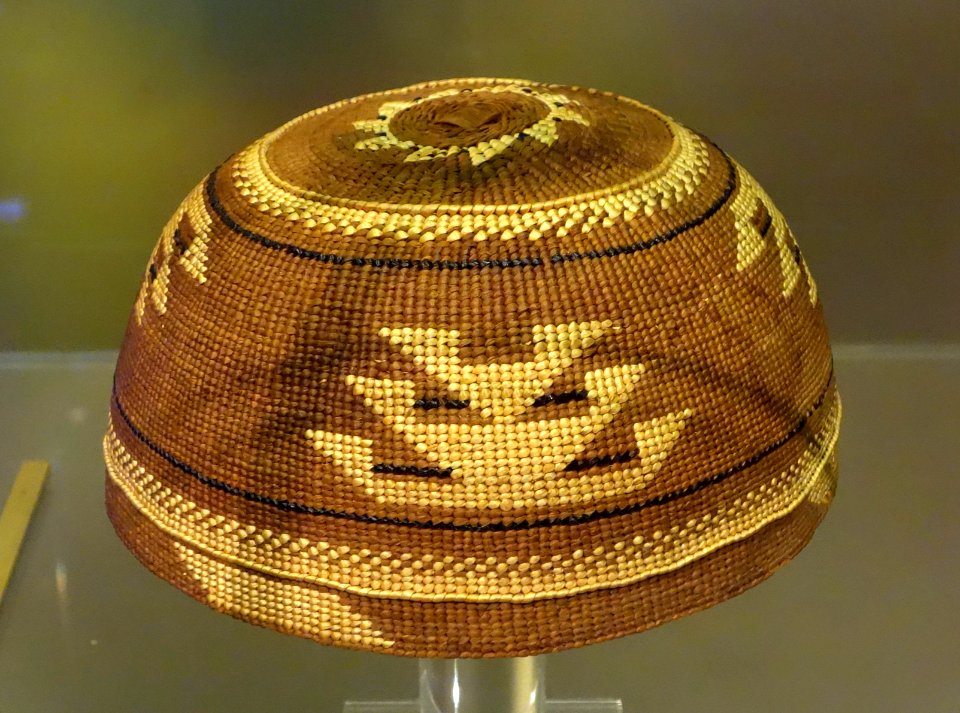 Basket hat, Klamath River, hazel, pine root, beargrass, woodwardia fern, maidenhair fern - Oakland Museum of California - DSC05056