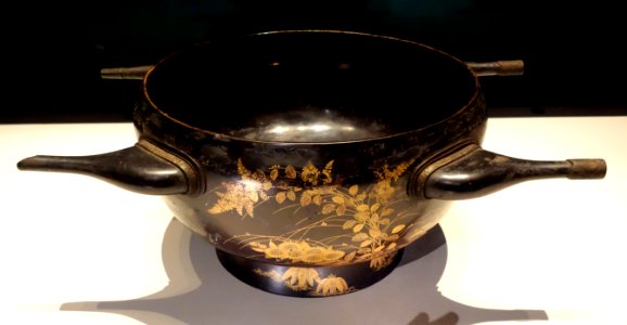 Basin with handles, Azuchi-Momoyama to Edo period, 16th-17th century, autumn grass design in maki-e lacquer - Tokyo National Museum - DSC05129
