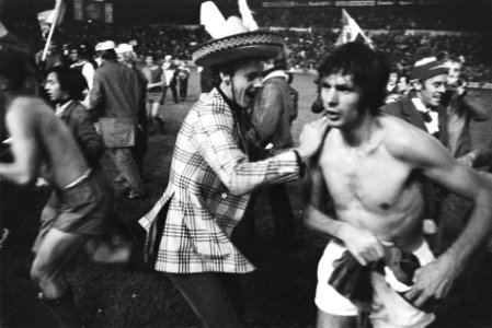 Basel tegen Ajax 1-2 in Europa Cup I Ajaxsupporter bij Suurbier, die hemd kwij, Bestanddeelnr 923-9847