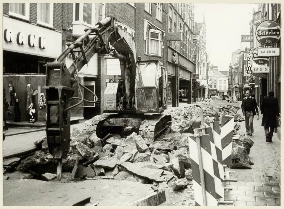 Barteljorisstraat, ziende naar het zuiden, tijdens de werkzaamheden voor sierbestrating. NL-HlmNHA 54003822