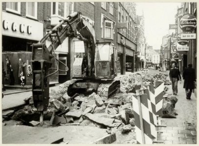 Barteljorisstraat, ziende naar het zuiden, tijdens de werkzaamheden voor sierbestrating. NL-HlmNHA 54003822