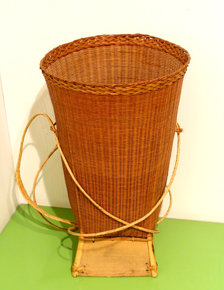 Basket with straps, Chu-ru, Don Duong, Lam Dong, 2000 - Vietnamese Women's Museum - Hanoi, Vietnam - DSC04251