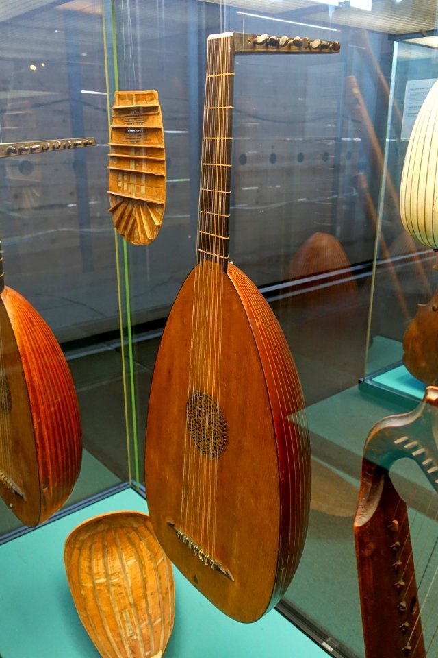 Bass lute, Michielle Harton, Padua, 1599 - Germanisches Nationalmuseum - Nuremberg, Germany - DSC03258