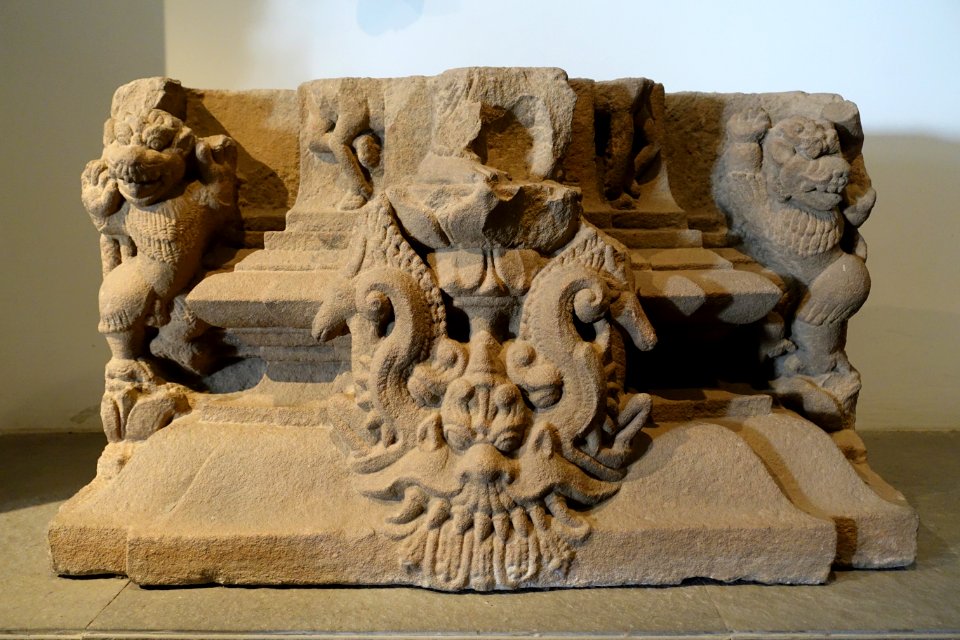 Base ornamented with lions and a dancing deity, Tra Kieu, Quang Nam, 10th century AD, sandstone - Museum of Vietnamese History - Ho Chi Minh City - DSC06132