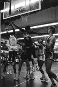 Basketbal, Elmex tegen Nashua Wiel (Elmex) in duel met Sykes (Nashua), rechts K, Bestanddeelnr 932-8265