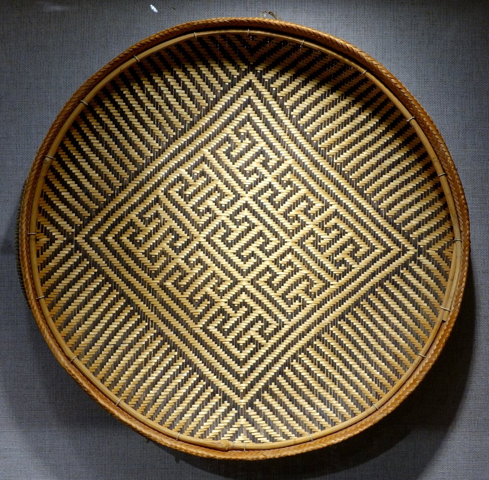 Basket tray with mado fedi (jaguar face) motif, Yekuana, Paragua River, Venezuela, undated - Spurlock Museum, UIUC - DSC05917