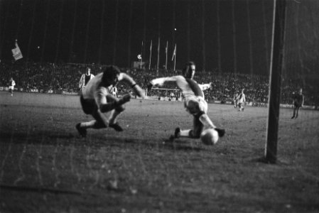 Basel tegen Ajax 1-2 in Europa Cup I nr. 22 Cruijff in duel, nr. 23 tweede do, Bestanddeelnr 923-9845