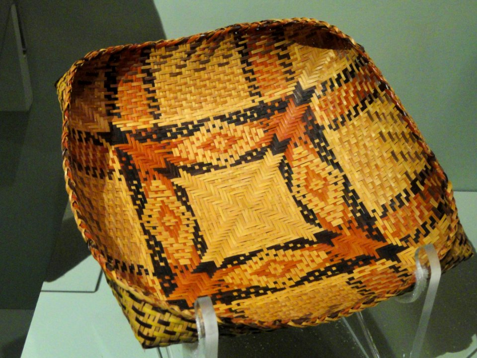 Basket tray, Chitimacha, accessioned in 1902 - Native American collection - Peabody Museum, Harvard University - DSC05492