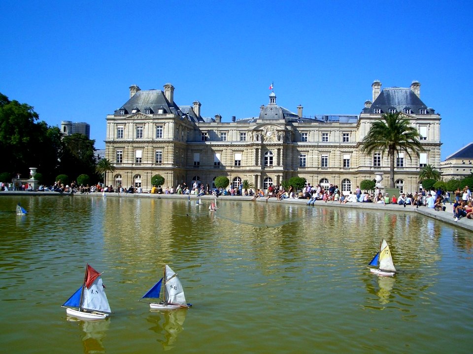 Bassin et bateaux devant le Sénat