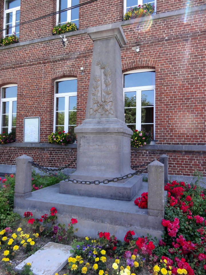 Bas-Lieu (Nord, Fr) monument aux morts