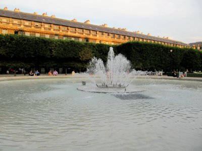 Bassin du jardin du Palais Royal à Paris