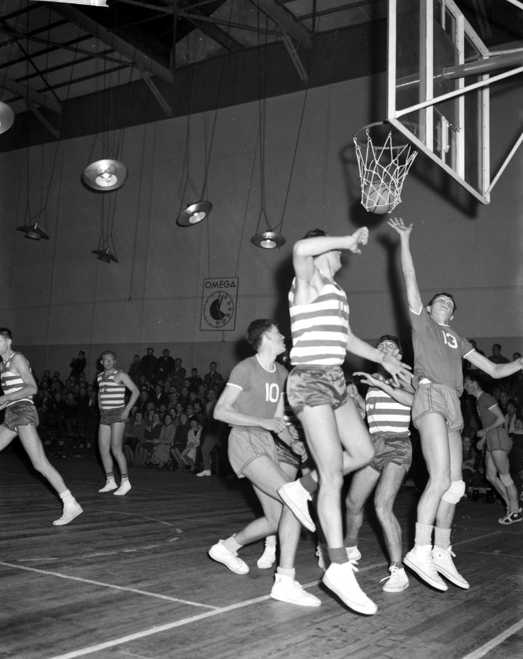 Basketbalwedstrijd The Wolves tegen Bagnolet in de Apollohal Aanval van The Wol, Bestanddeelnr 913-2467