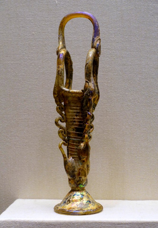 Basket-handled unguentarium, Eastern Mediterranean, 4th-5th century AD, free-blown glass with trailed and applied elements - California Palace of the Legion of Honor - San Francisco, CA - DSC03053 01