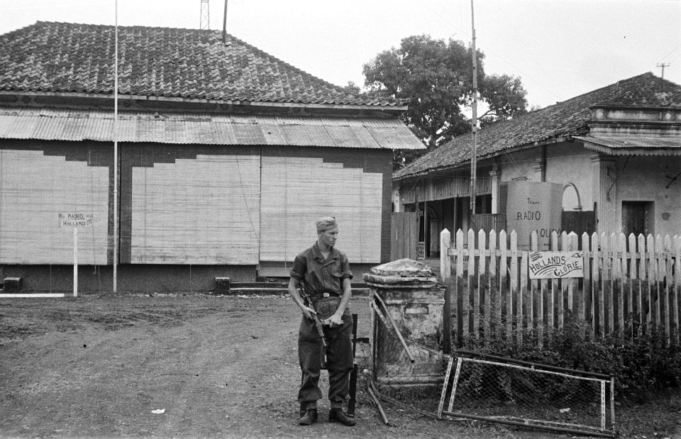Batavia Soldaat Tymes (Amsterdam) op wacht voor de in beslag genomen Indonesisc, Bestanddeelnr 267-4-2