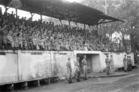 Bataljon Zeeland (II-14 R.I.) van de U-Brigade neemt afscheid. Tribune met pu…, Bestanddeelnr 480-5-5